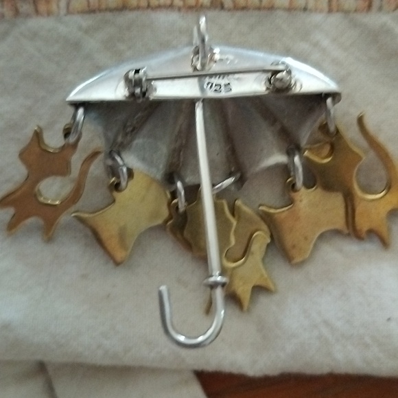 "Raining Cats and Dogs Brooch - Picture 4 of 8